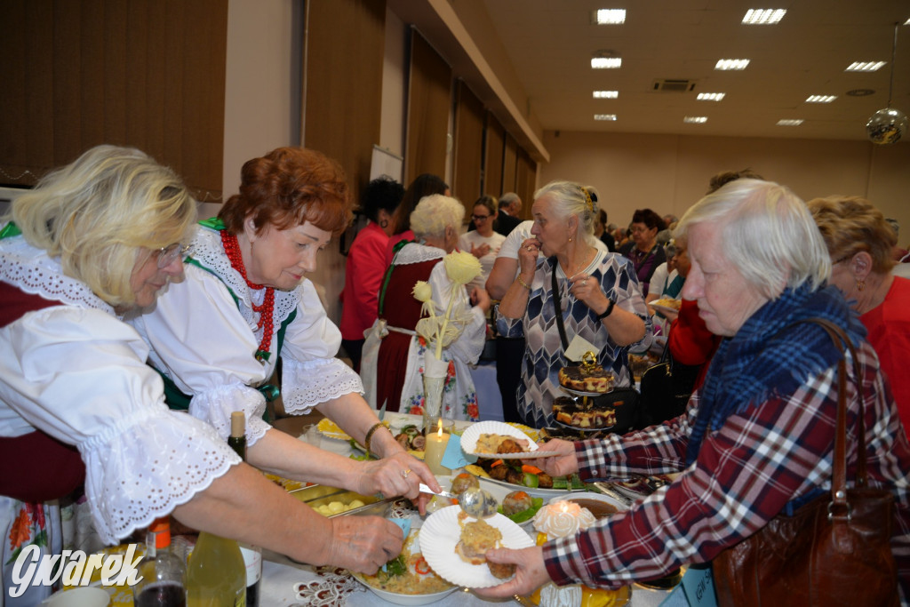 Chipsy ze świńskich uszu i wieprzówka z procentami