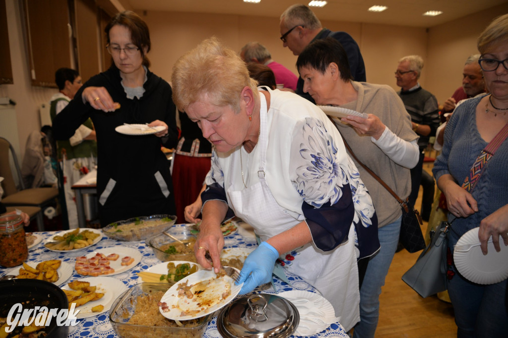 Chipsy ze świńskich uszu i wieprzówka z procentami