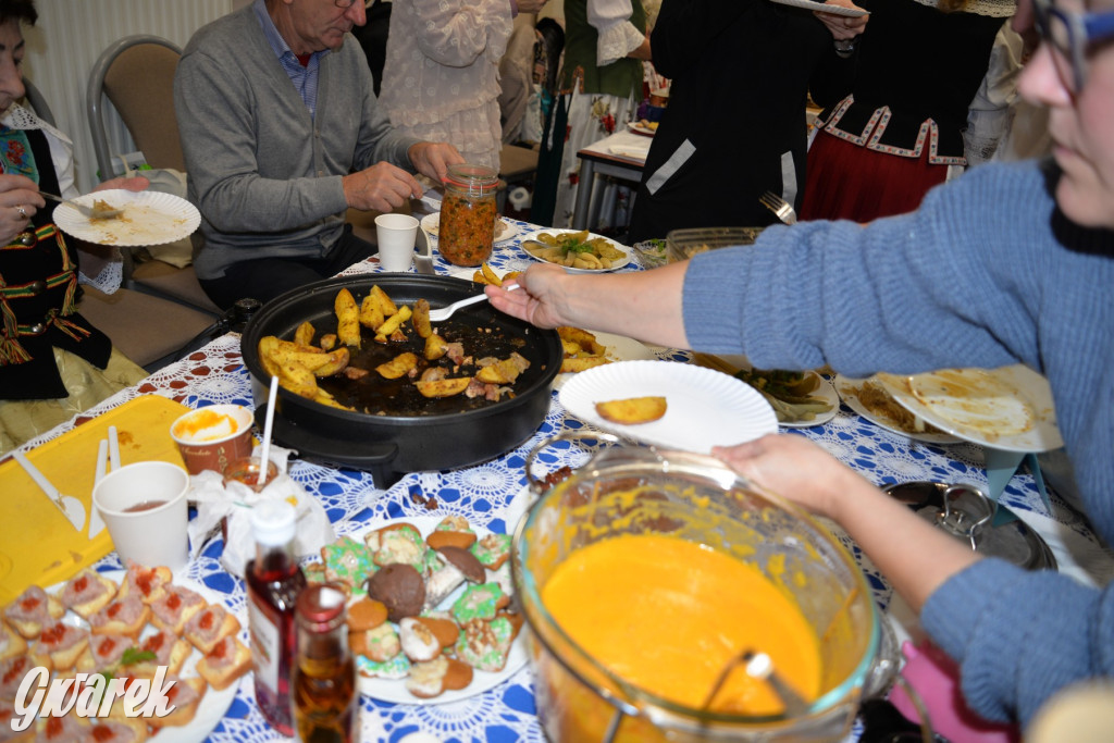 Chipsy ze świńskich uszu i wieprzówka z procentami