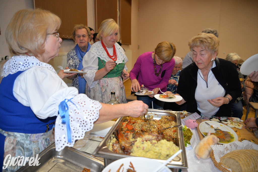 Chipsy ze świńskich uszu i wieprzówka z procentami