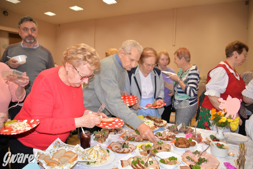 Chipsy ze świńskich uszu i wieprzówka z procentami