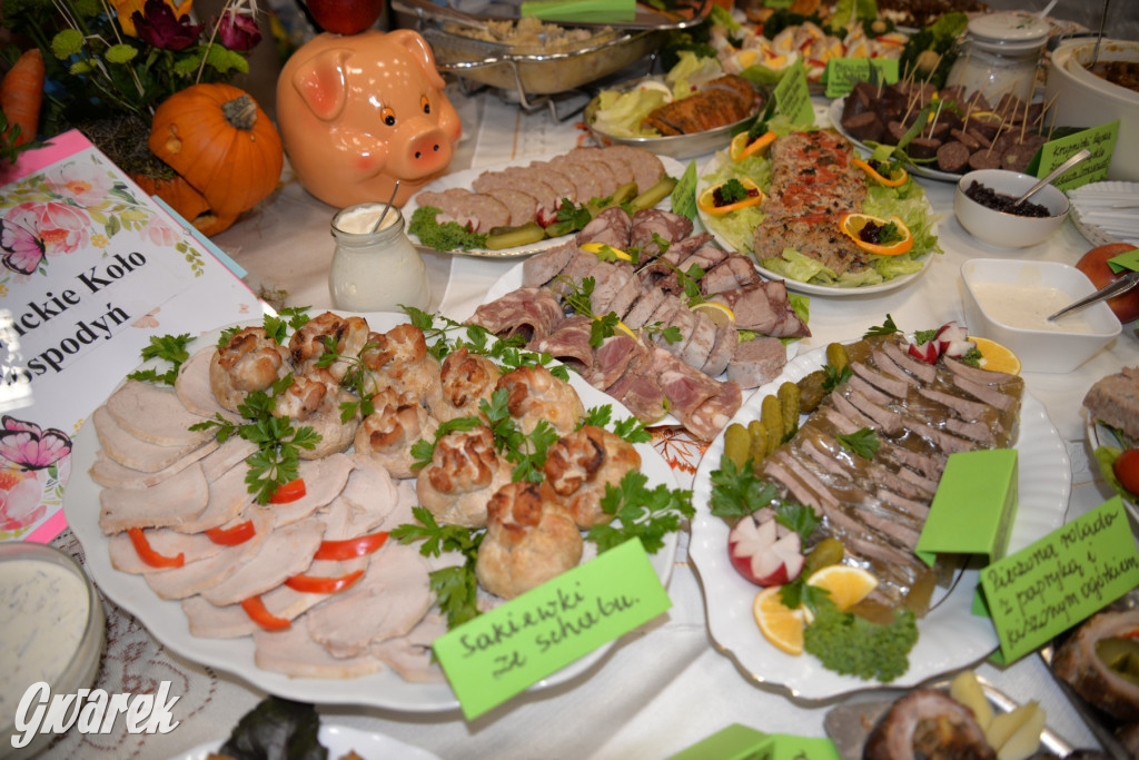 Chipsy ze świńskich uszu i wieprzówka z procentami