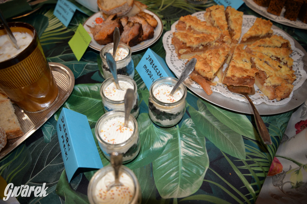 Chipsy ze świńskich uszu i wieprzówka z procentami