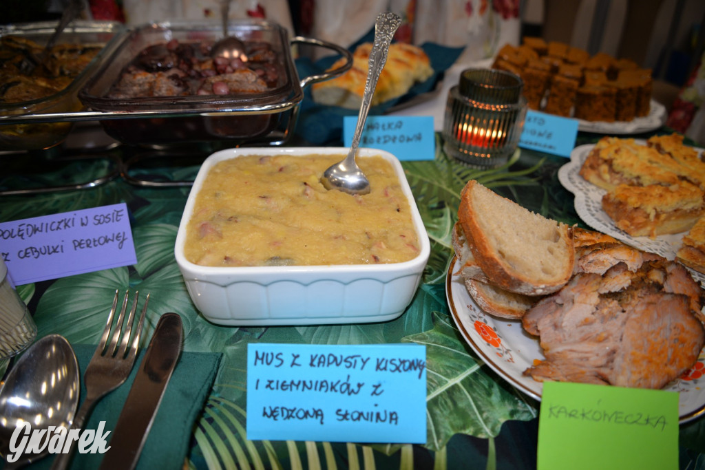 Chipsy ze świńskich uszu i wieprzówka z procentami