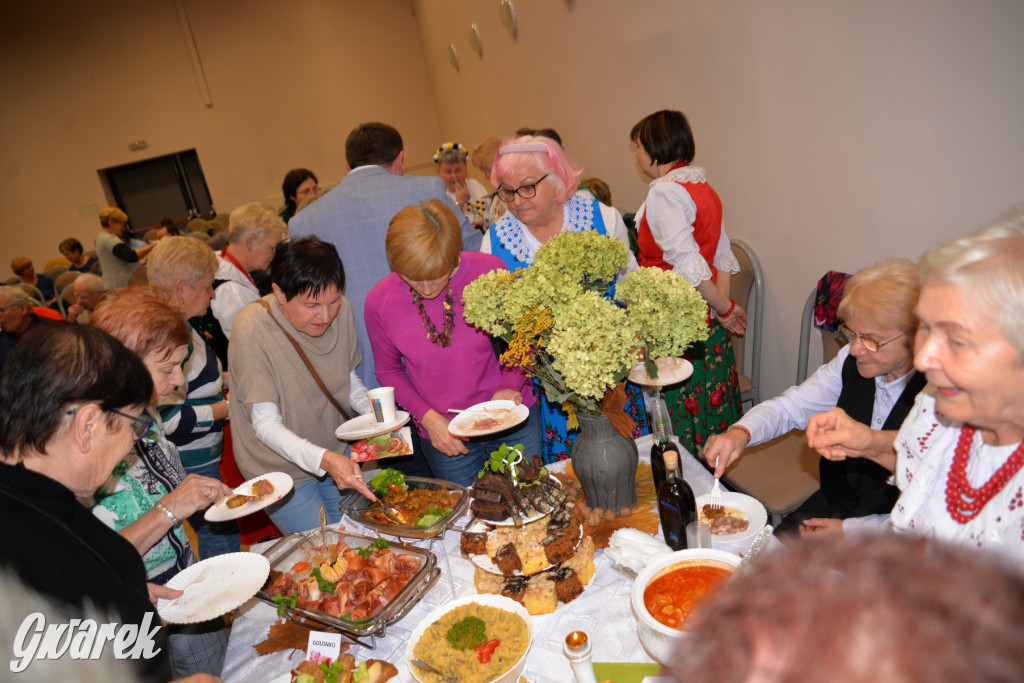 Chipsy ze świńskich uszu i wieprzówka z procentami