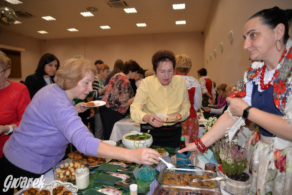 Chipsy ze świńskich uszu i wieprzówka z procentami
