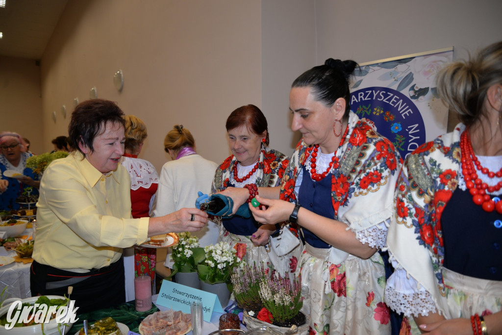 Chipsy ze świńskich uszu i wieprzówka z procentami