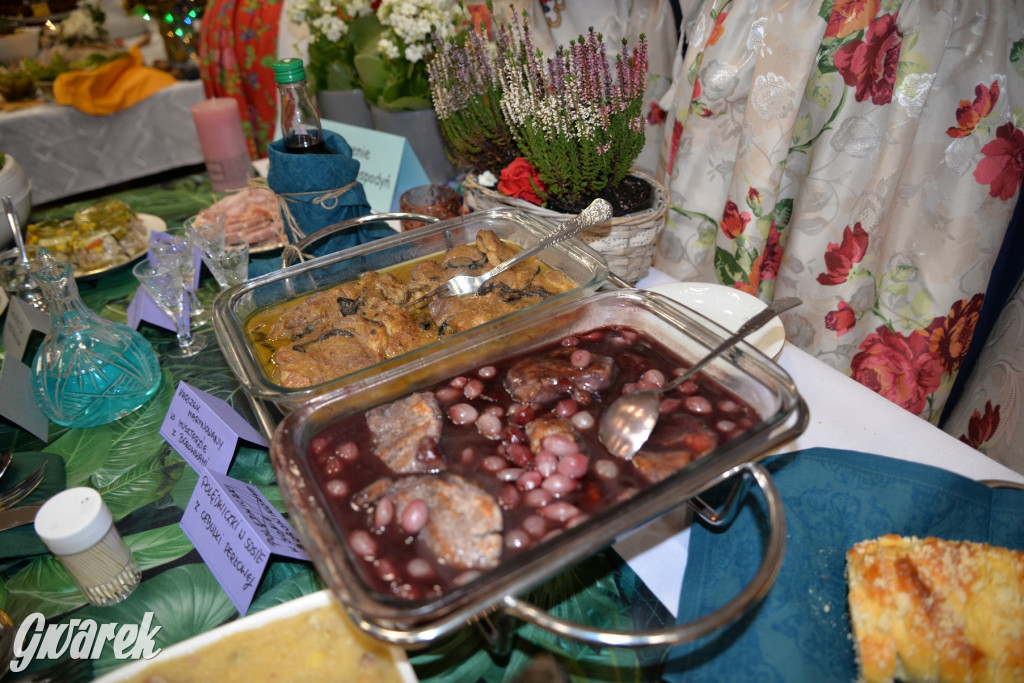 Chipsy ze świńskich uszu i wieprzówka z procentami