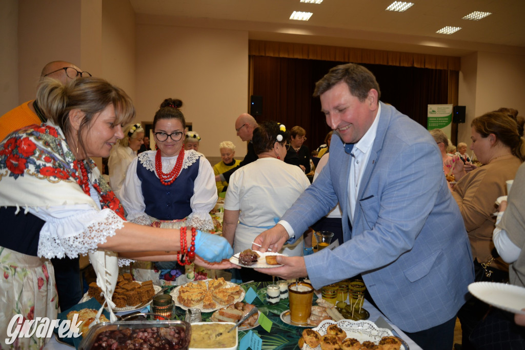 Chipsy ze świńskich uszu i wieprzówka z procentami