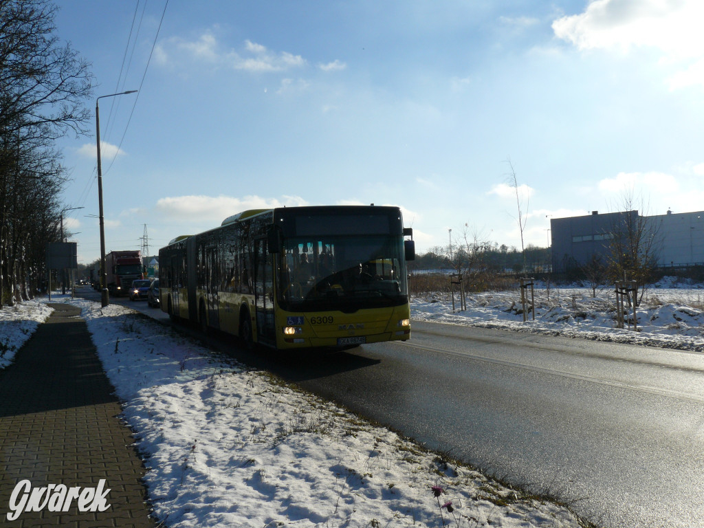 Tarnowskie Góry. Z naczepy wypadła butla z gazem [FOTO]