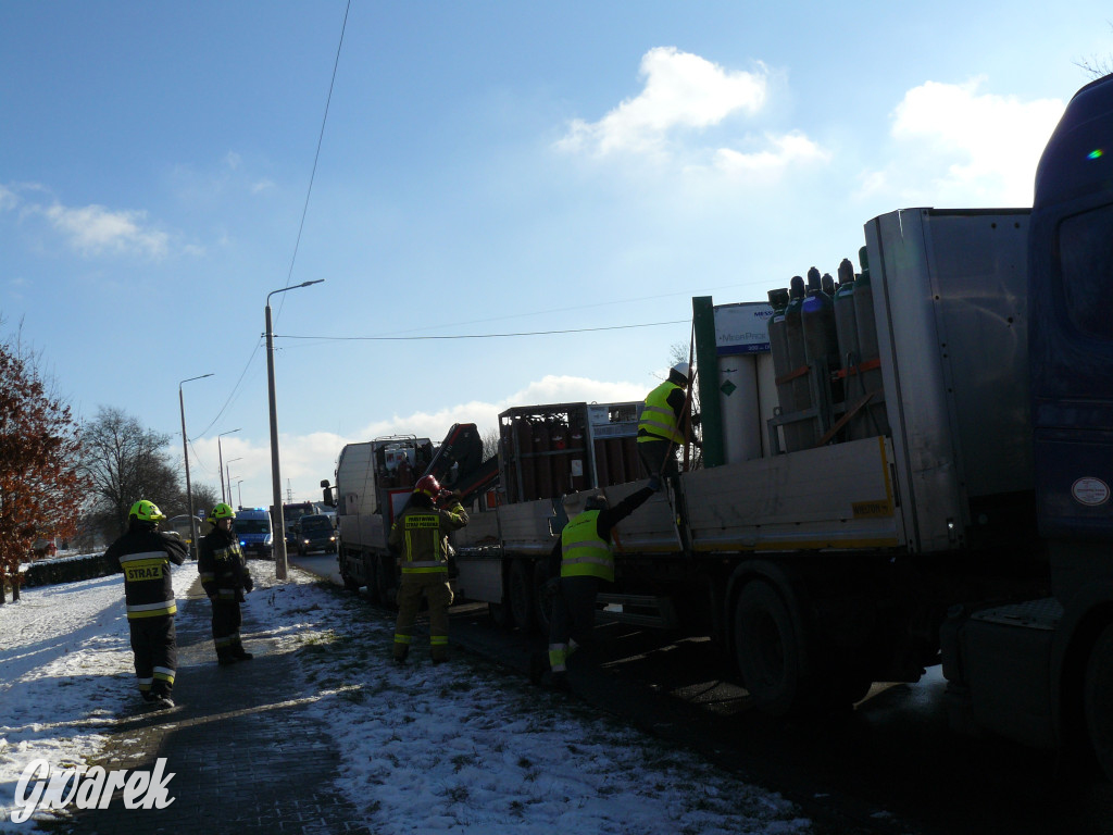 Tarnowskie Góry. Z naczepy wypadła butla z gazem [FOTO]