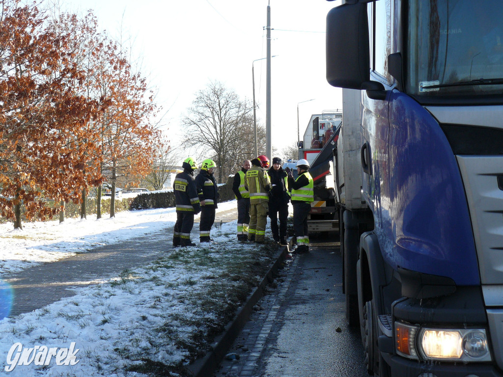 Tarnowskie Góry. Z naczepy wypadła butla z gazem [FOTO]