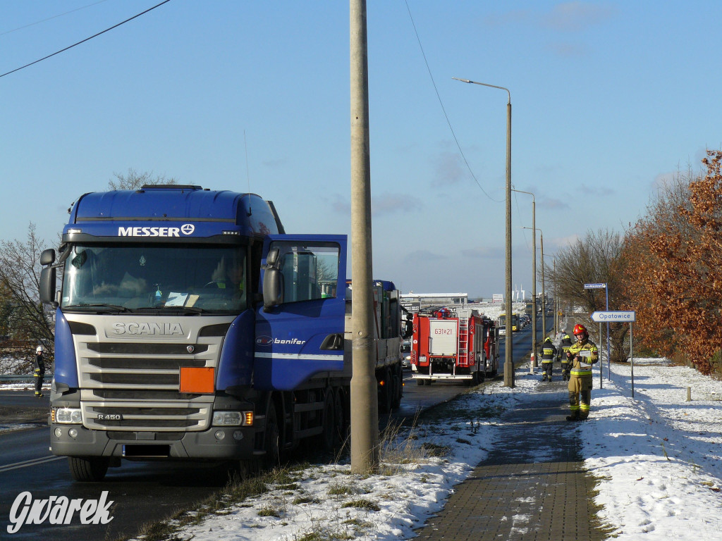 Tarnowskie Góry. Z naczepy wypadła butla z gazem [FOTO]