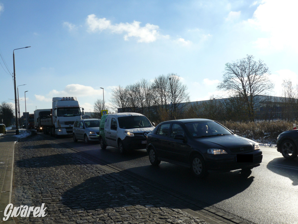 Tarnowskie Góry. Z naczepy wypadła butla z gazem [FOTO]