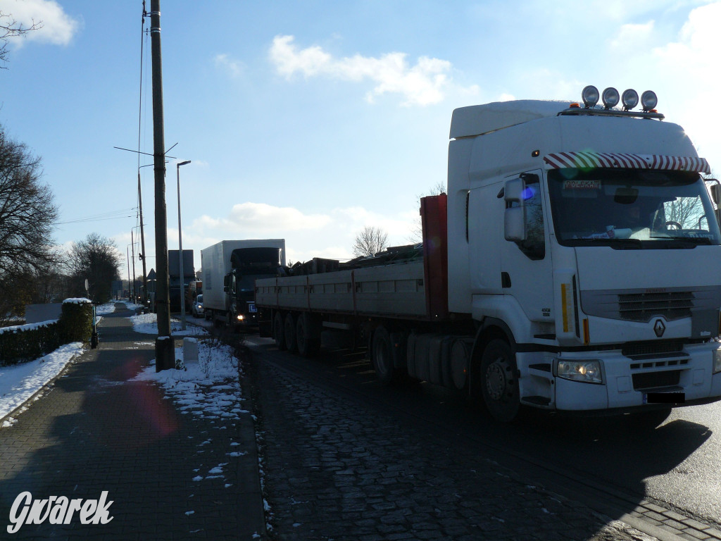 Tarnowskie Góry. Z naczepy wypadła butla z gazem [FOTO]