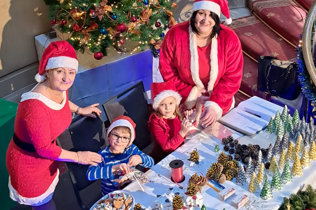 Święty Mikołaj z Nakła Śląskiego pakuje prezenty