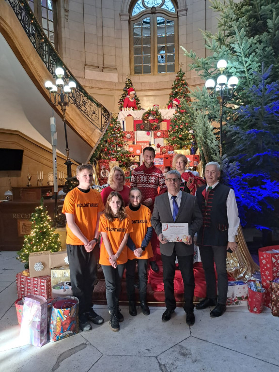 Święty Mikołaj z Nakła Śląskiego pakuje prezenty