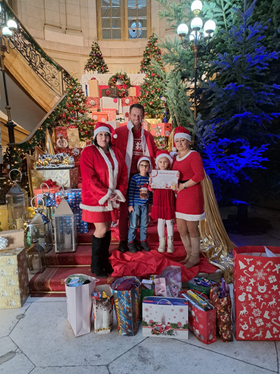 Święty Mikołaj z Nakła Śląskiego pakuje prezenty