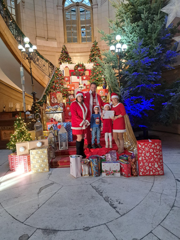 Święty Mikołaj z Nakła Śląskiego pakuje prezenty