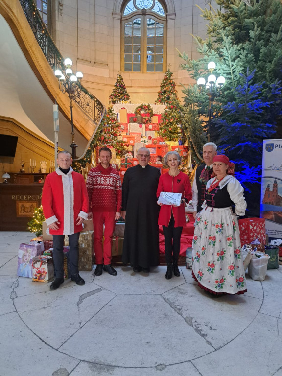 Święty Mikołaj z Nakła Śląskiego pakuje prezenty