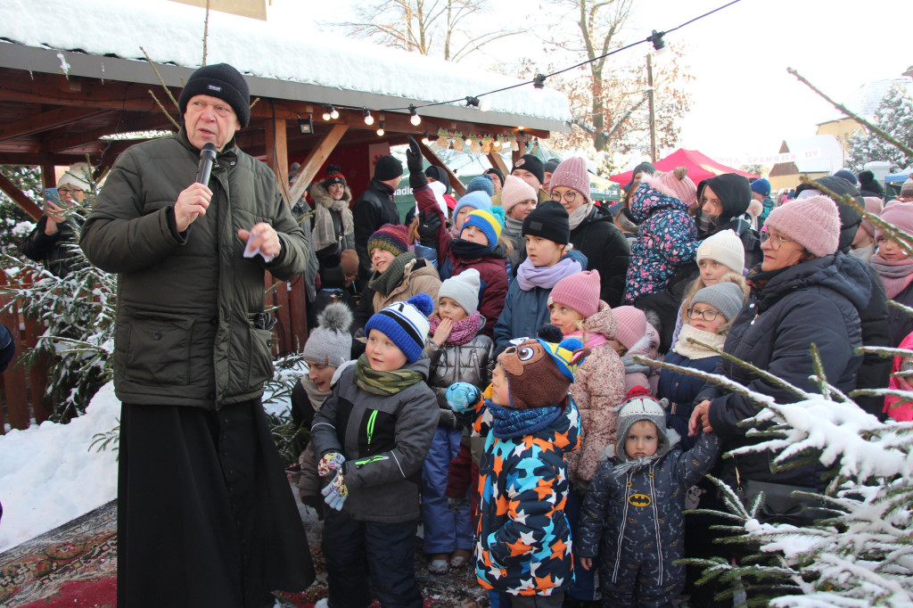 Parafialny kiermasz świąteczny w zimowej oprawie [FOTO]