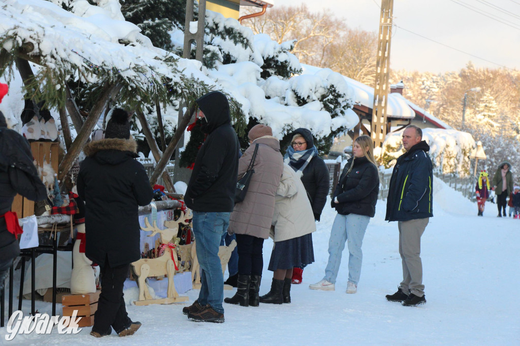 Parafialny kiermasz świąteczny w zimowej oprawie [FOTO]