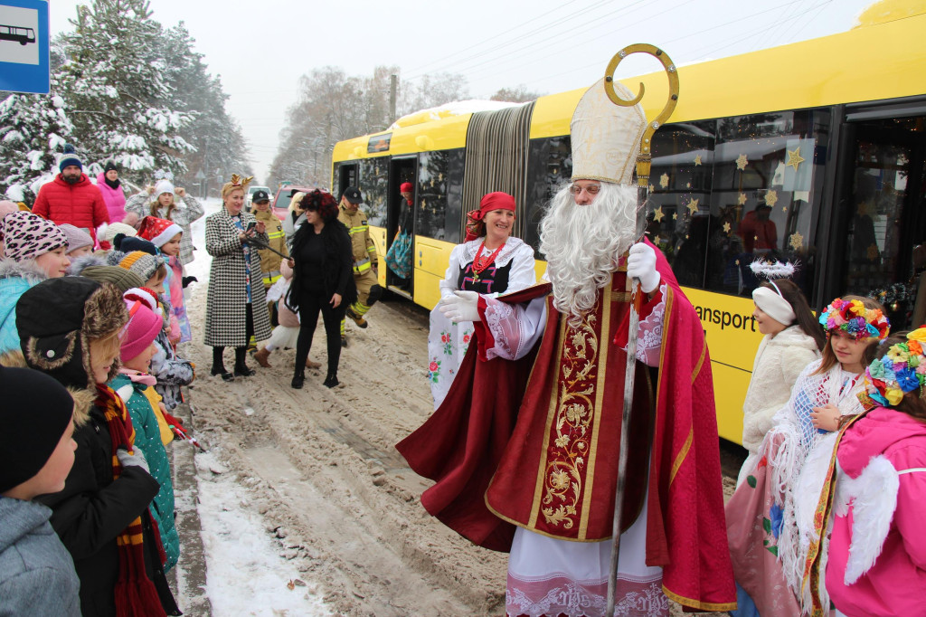 Św. Mikołaj zamienił sanie na autobus [GALERIA]