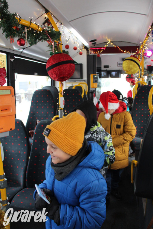 Św. Mikołaj zamienił sanie na autobus [GALERIA]