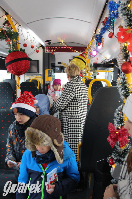 Św. Mikołaj zamienił sanie na autobus [GALERIA]