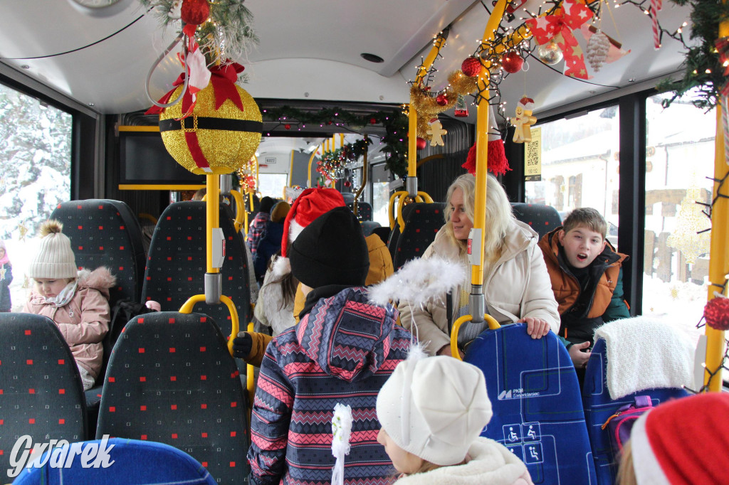 Św. Mikołaj zamienił sanie na autobus [GALERIA]