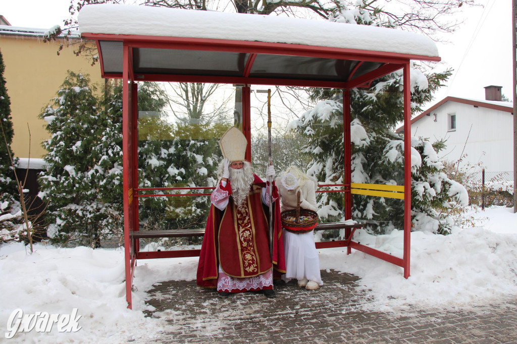 Św. Mikołaj zamienił sanie na autobus [GALERIA]