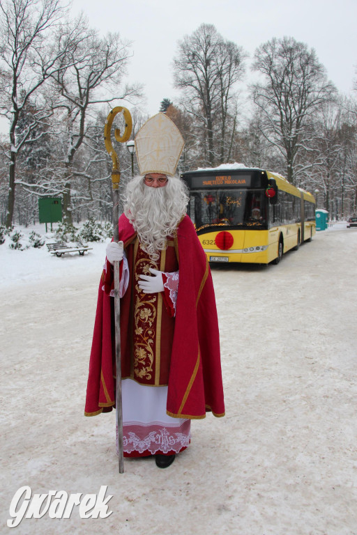 Św. Mikołaj zamienił sanie na autobus [GALERIA]