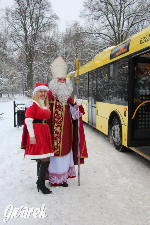 Św. Mikołaj zamienił sanie na autobus [GALERIA]