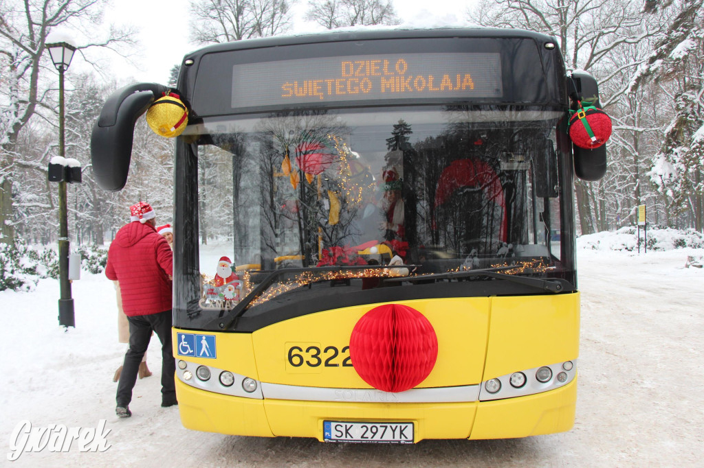 Św. Mikołaj zamienił sanie na autobus [GALERIA]