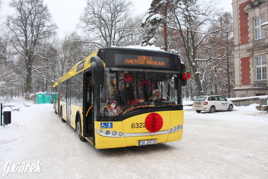 Św. Mikołaj zamienił sanie na autobus [GALERIA]