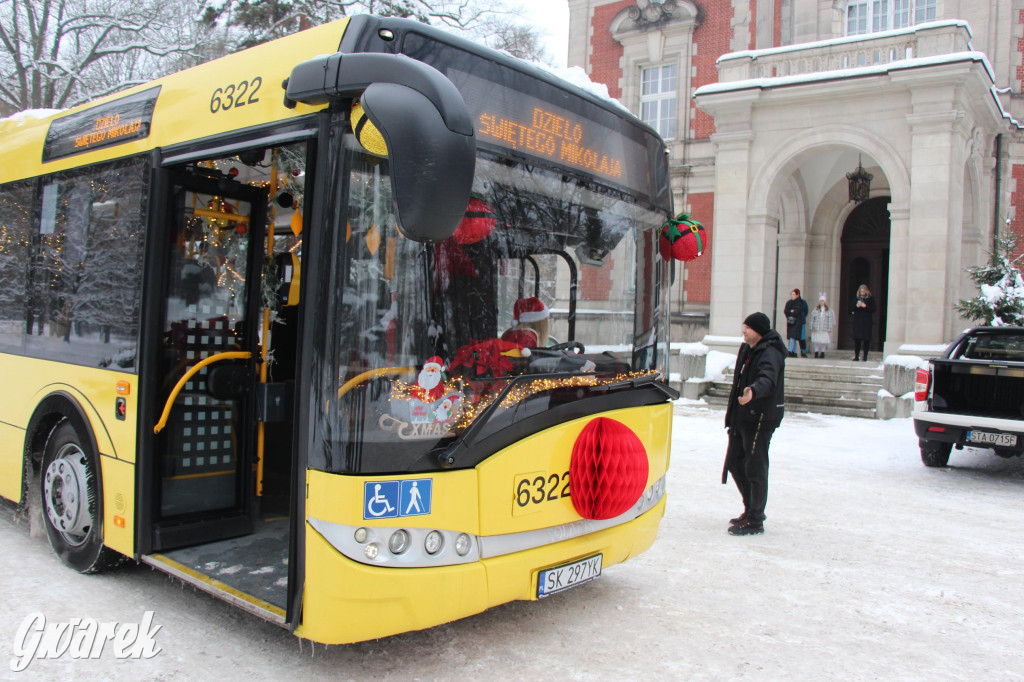 Św. Mikołaj zamienił sanie na autobus [GALERIA]