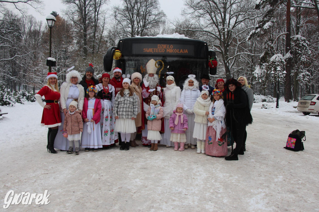 Św. Mikołaj zamienił sanie na autobus [GALERIA]