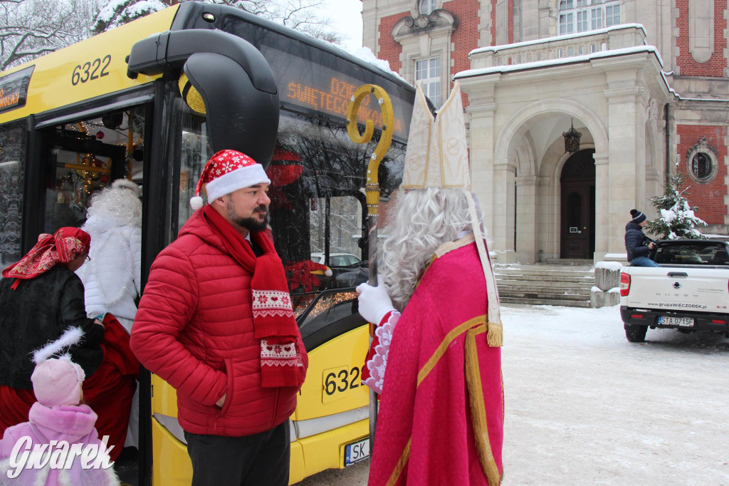 Św. Mikołaj zamienił sanie na autobus [GALERIA]