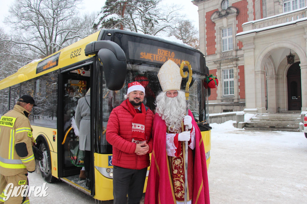 Św. Mikołaj zamienił sanie na autobus [GALERIA]