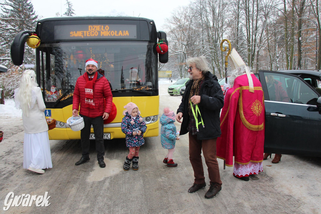 Św. Mikołaj zamienił sanie na autobus [GALERIA]