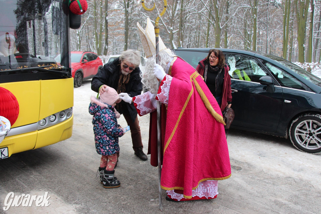 Św. Mikołaj zamienił sanie na autobus [GALERIA]