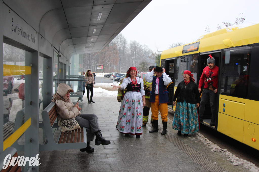 Św. Mikołaj zamienił sanie na autobus [GALERIA]