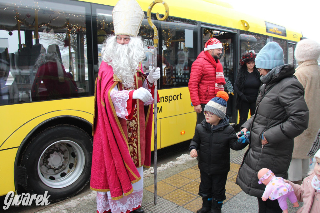 Św. Mikołaj zamienił sanie na autobus [GALERIA]