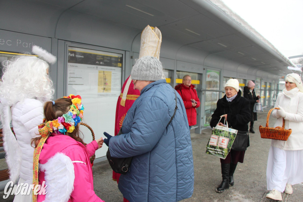 Św. Mikołaj zamienił sanie na autobus [GALERIA]