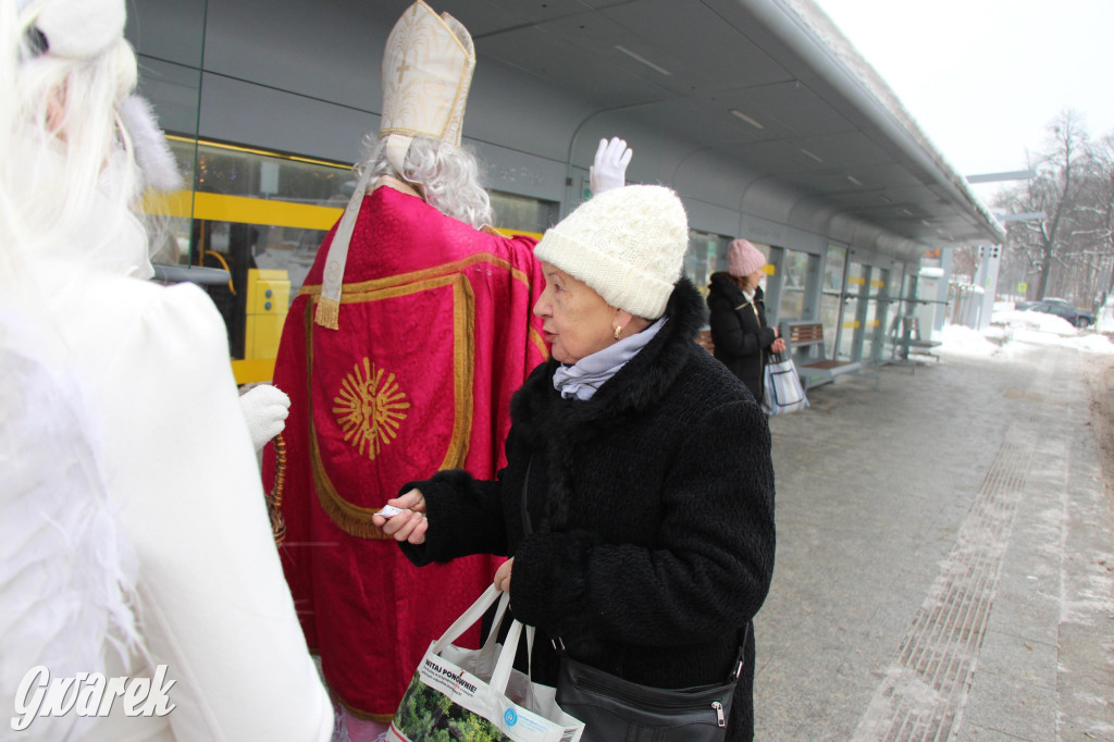 Św. Mikołaj zamienił sanie na autobus [GALERIA]