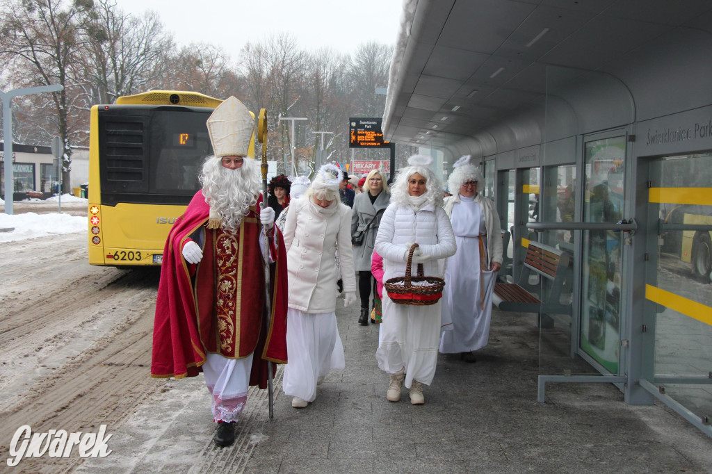 Św. Mikołaj zamienił sanie na autobus [GALERIA]