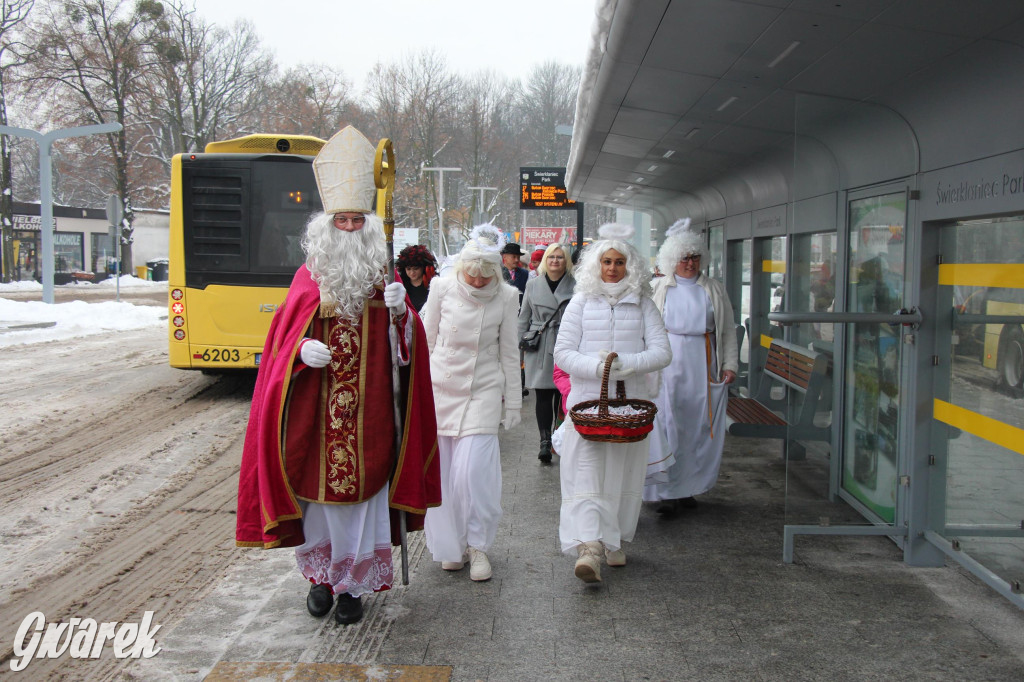 Św. Mikołaj zamienił sanie na autobus [GALERIA]