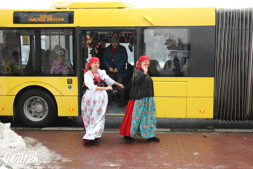 Św. Mikołaj zamienił sanie na autobus [GALERIA]