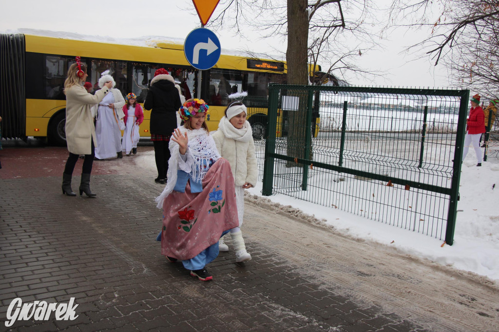 Św. Mikołaj zamienił sanie na autobus [GALERIA]