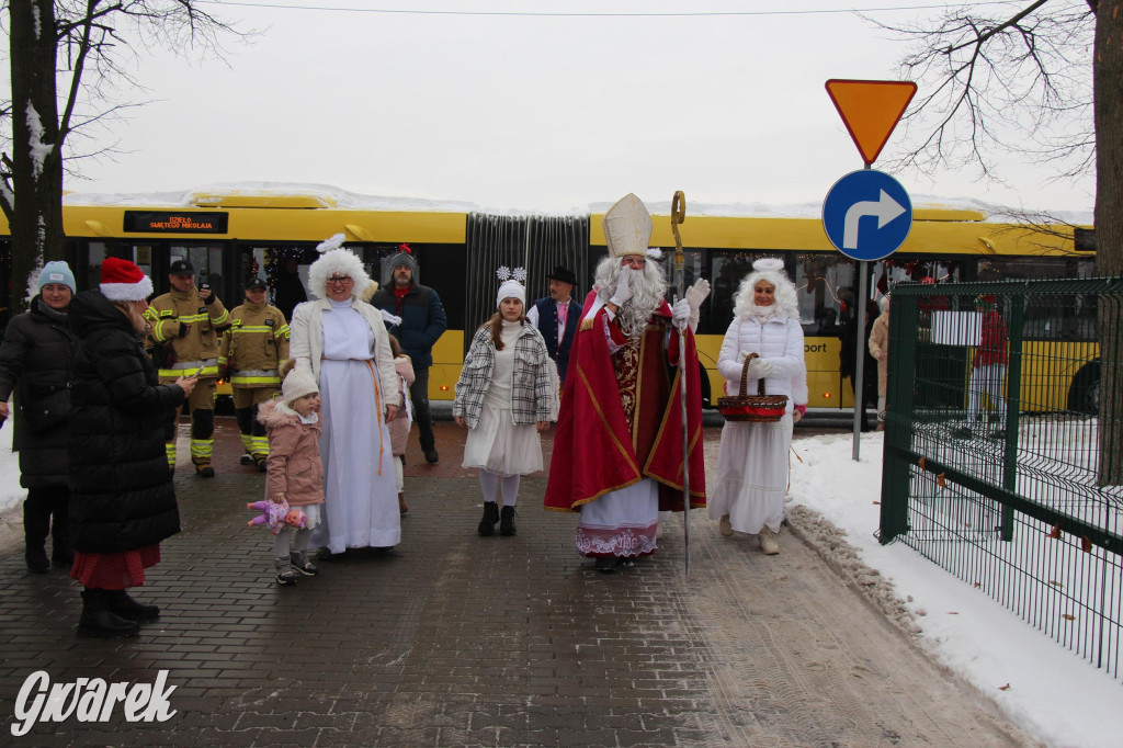 Św. Mikołaj zamienił sanie na autobus [GALERIA]